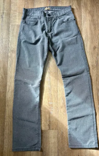 calça jeans masculina da marca angelo litrico, tamanho 38, na cor grafite. a peça está sup