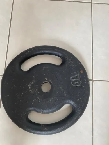 Kit com duas anilhas de 10Kg para prática de exercícios físicos