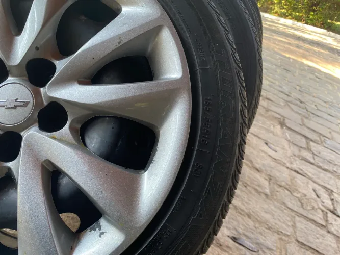 Roda gm 16 com pneus mais calotas