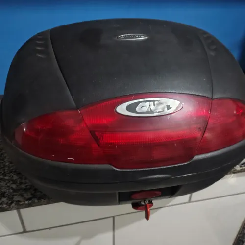 Baú GIVI 45 litros para dois capacetes.