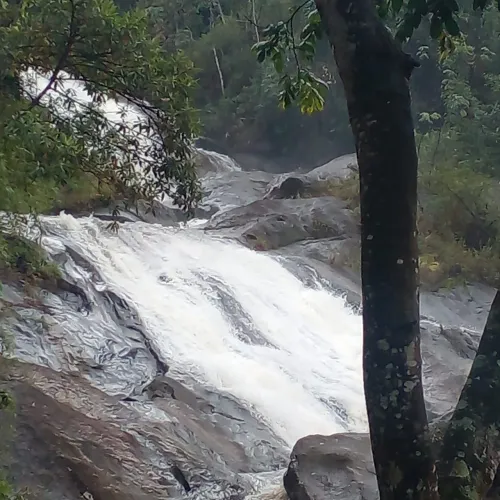 Chácara com cachoeira privativa