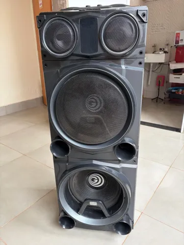 Caixa de som amplificada tipo torre da marca Gradiente