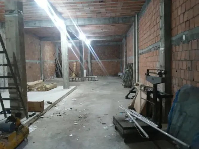 GALPAO OLARIA 180 METROS
