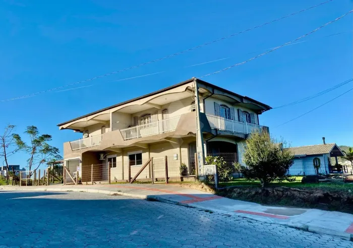 Casa térrea com dois apartamentos no bairro Ferraz em Garopaba/SC