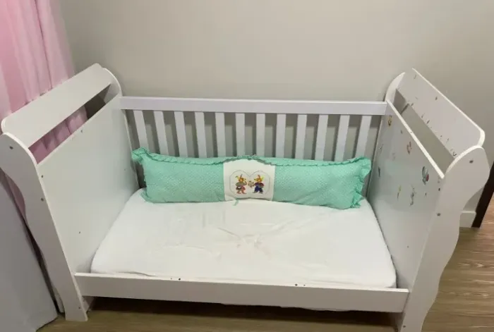 Jogo de quarto bebê com guarda-roupa , Cômoda e berço que vira cama. Colchão de brinde