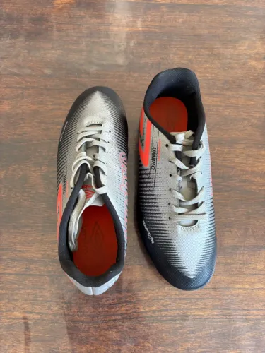 Chuteira Campo Umbro Raptor