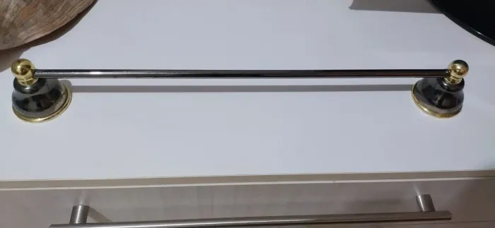 Vendo porta toalha barra com fumê/dourado,Deca Bella Époc.