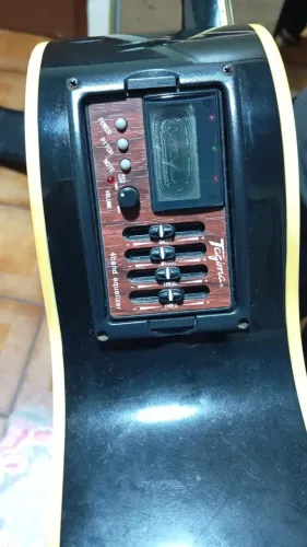Violão pouco usado