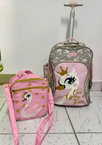 Kit Escolar Puket Cisne Mochila de Rodinhas + Lancheira Térmica 
