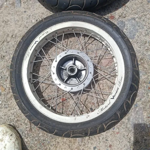 Pneus e aro Viper 