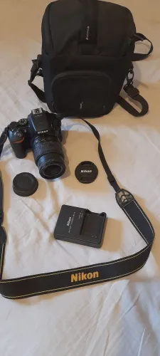 Camera NIKON D5500 com lentes AF-S NIKKOR 18-55 mm , acompanha Bolsa.