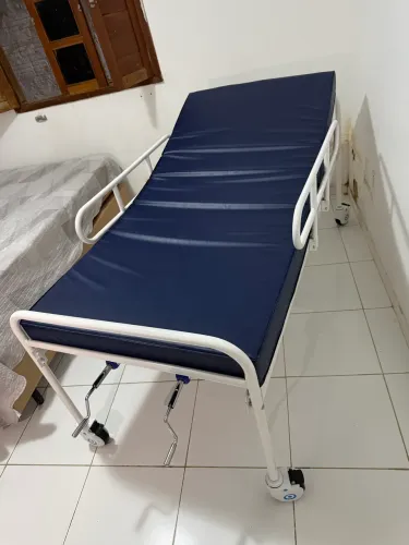 Cama leito hospitalar com colchão novos sem nunca terem sido usados.