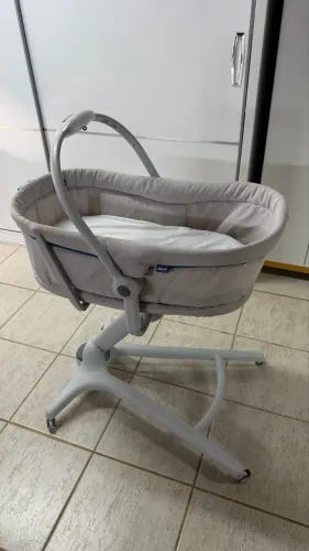 Berço portátil Chicco com regulagem de altura e rodinhas