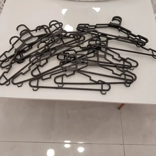 Cabide a 1 real. Tenho 90 cadibes