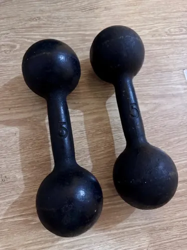 2 halteres de 5 kg cada (ferro)