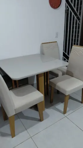 Mesa quadrada e 4 cadeiras