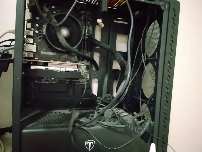 Pc gamer Ryzen 5600. 12gb de ram e 750gb de SSD. Placa de vídeo e