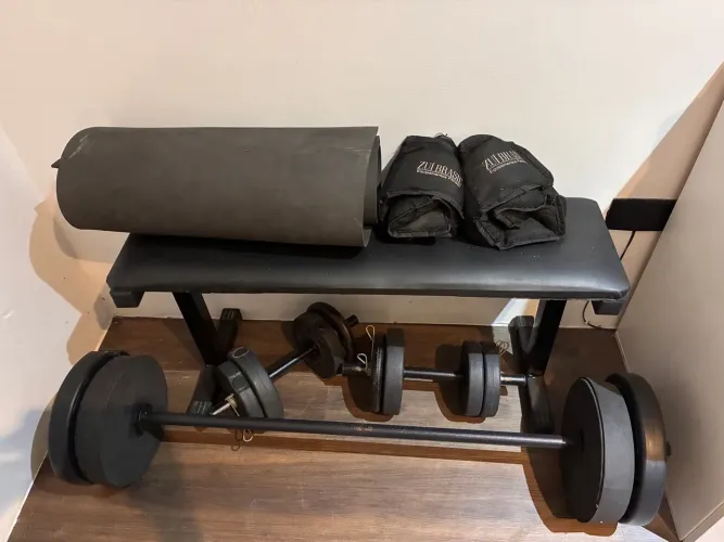Conjunto de aparelhos de treino + banco