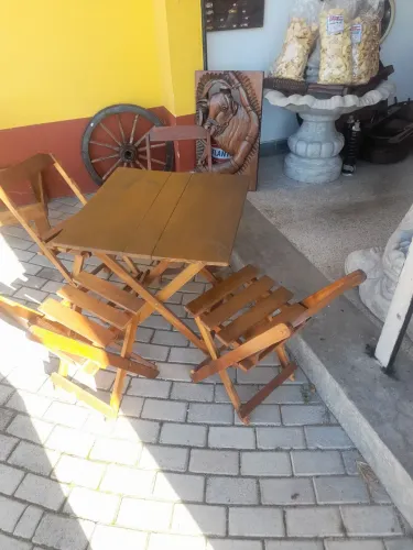 Conjunto mesa e 4 cadeiras dobráveis 