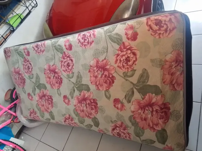 Vendo cama box solteirão usada.