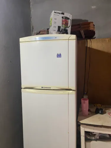 Vendo geladeira de duas portas marca continental 