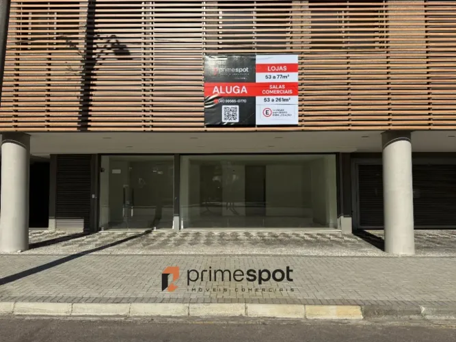 Loja no Cabral com ampla vitrine de 10 metros de testada - 77 m²