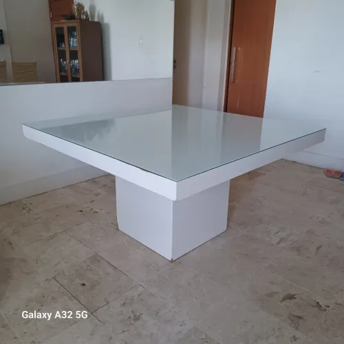 Mesa quadrada 1,38× 1,38 , branca , com vidro Tok& Stok