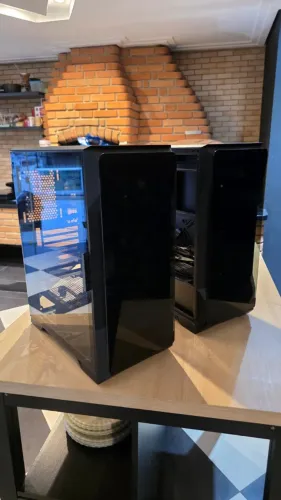 2 gabinetes gamer Pichau Pouter + fonte Mancer Thunder 500W