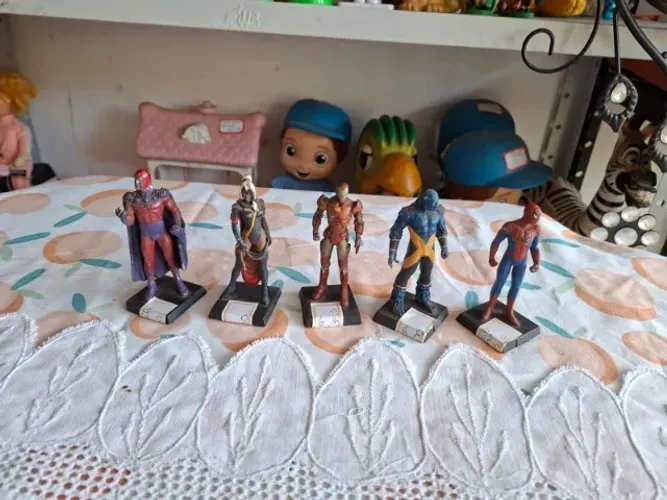 Lote heróis colecionáveis de chumbo (homem aranha está solto da base)