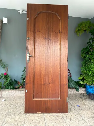 2 portas . Porta de entrada e porta de cômodo de Madeira 
