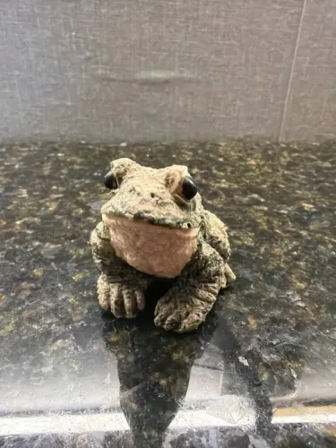 estatueta antiga minitura de sapo verde resina