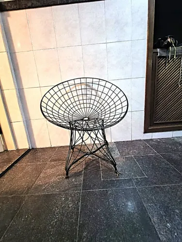 Três cadeiras aramadas de jardim 