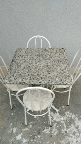 Mesa com 4 cadeiras