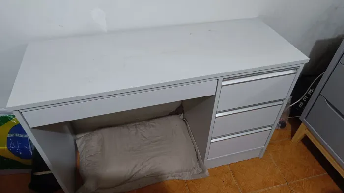 Escrivaninha cinza nova