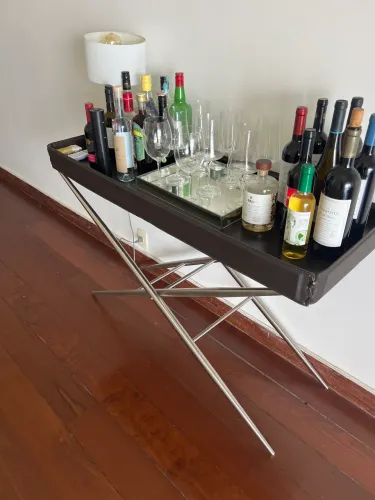 Aparador de couro e metal