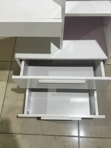 Escrivaninha com estante e 2 gavetas. conservada