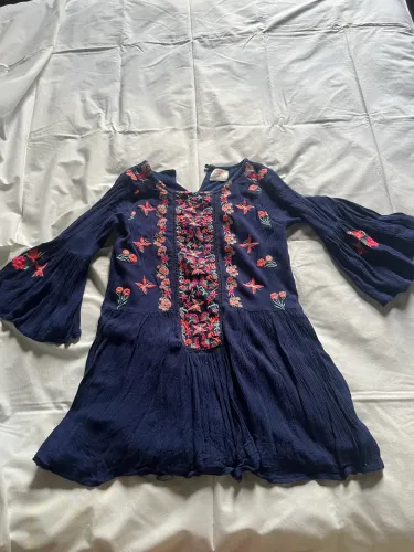 Vestido azul marinho infantil com detalhes neon
