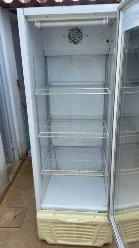Geladeira para bebidas Freezer capacidade de 410 Litros com Porta de Vidro GPTU 40 - Gelop