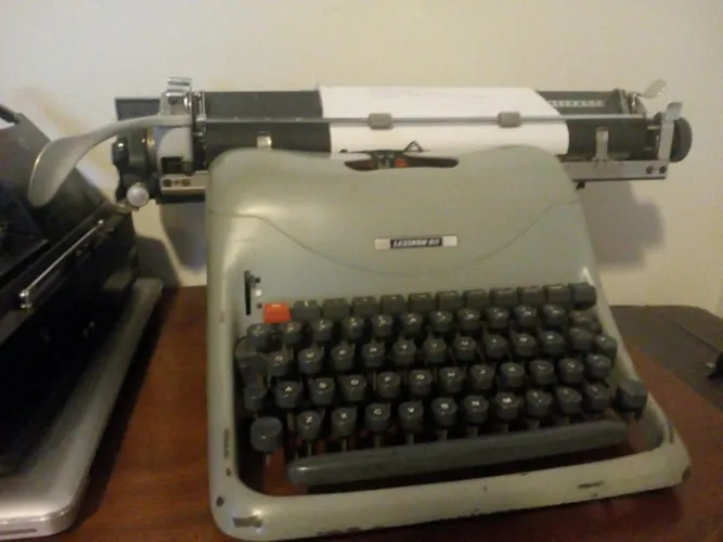 Máquina de escrever Olivetti LexiKon