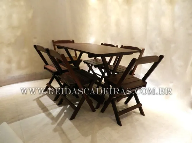 Mesa retro de madeira para hamburgueria