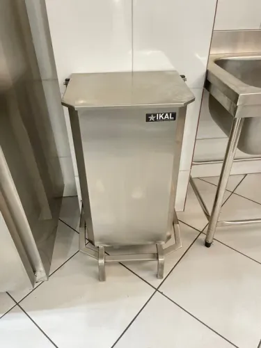 Lixeira com pedal em aço inox