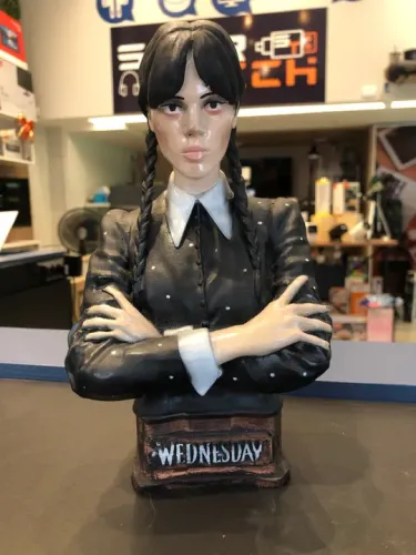 Estatueta da Wandinha Addams