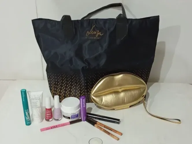 Kit Maquiagens Avon - Bolsa Luiza Brunet - Necessaire Boca Beijo Avon - Dourada 