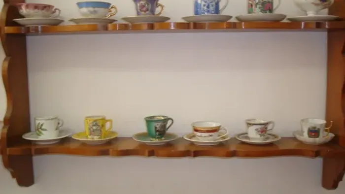 Prateleira antiga com xicaras de cafe varias impecavel oportunidade