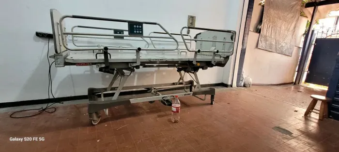 Cama hospitalar elétrica, 8 movimentos.