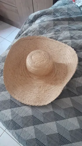 Chapéu de palha aba larga