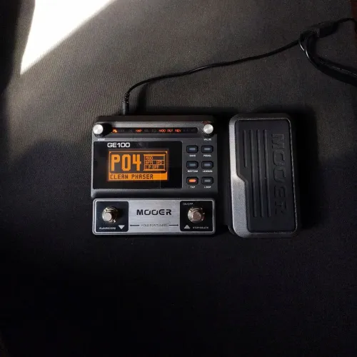 Mooer GE100 - pedaleira multi-efeitos para guitarra