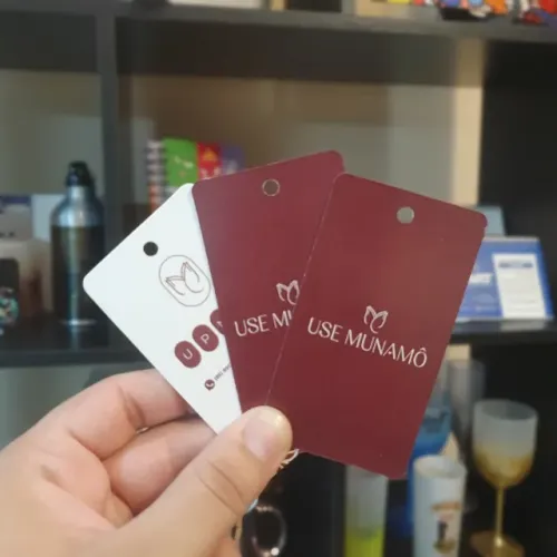 Tags personalizadas para roupas e acessórios com sua logomarca