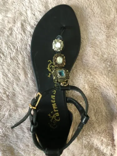 CARMEN STEFFENS SANDÁLIA COM PEDRARIAS SEM USO