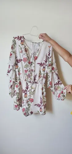 Macacão GUESS - short e manga longa - Branco com flores